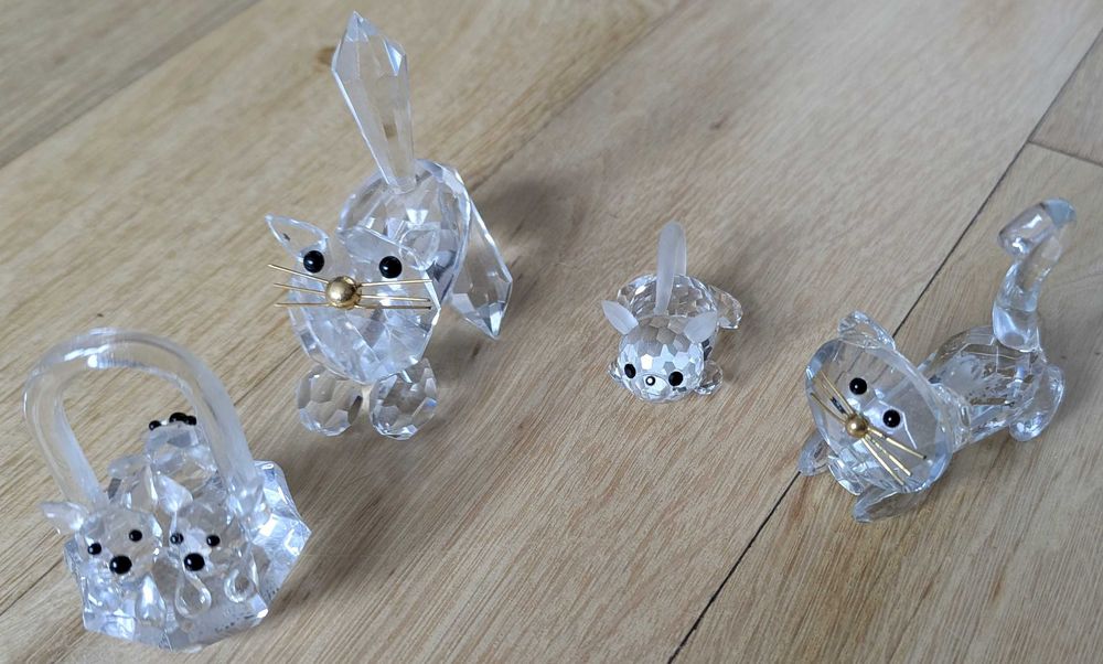 Zestaw 66 figur ‑ kotów (porcelana, drewno, metal, plusz, kryształ)