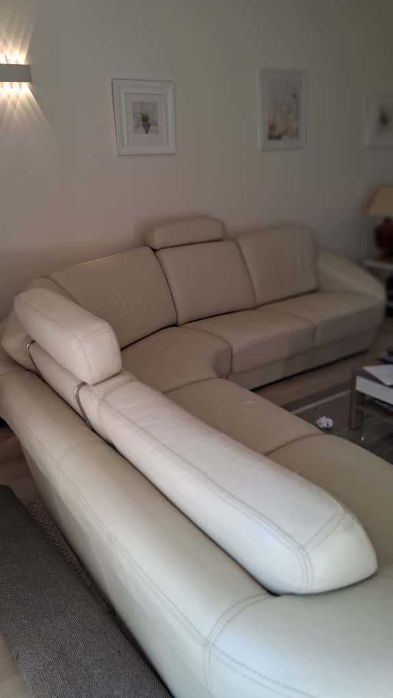 Sofá em pele,  muito charme e requinte, ótimo estado de conservação.