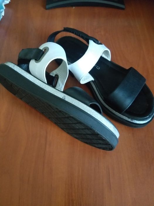 Босоніжки шкіряні TWENTY TWO