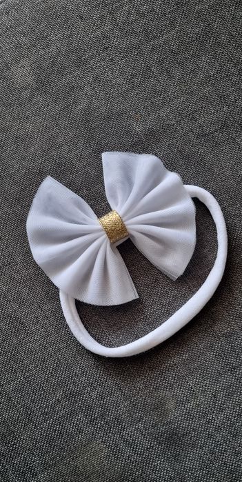 Biała opaska kokarda tiulowa złoty środek chrzest urodziny sesja