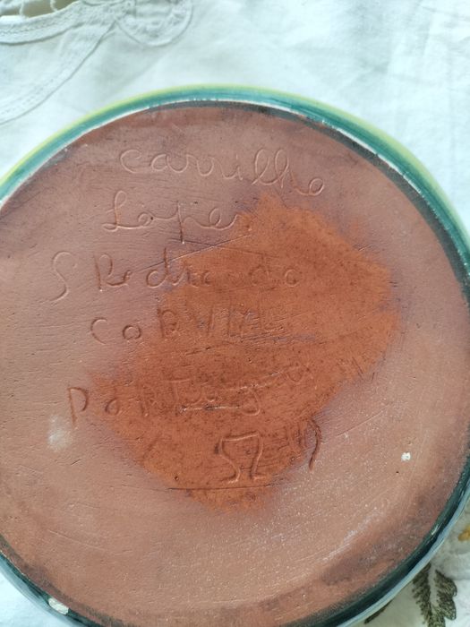 Lindíssima peça de faiança portuguesa, assinada