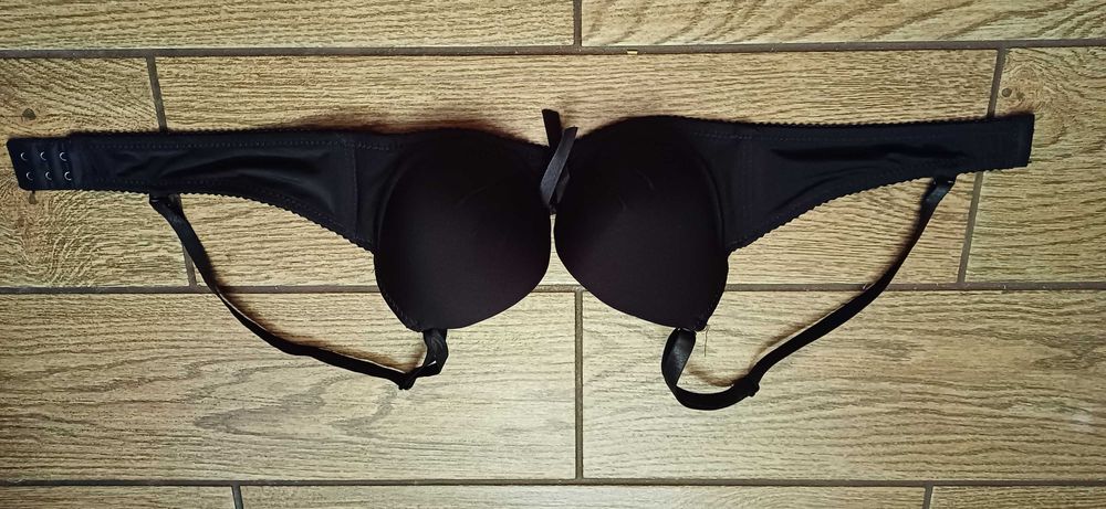 Czarny biustonosz Han w r. 36/80A