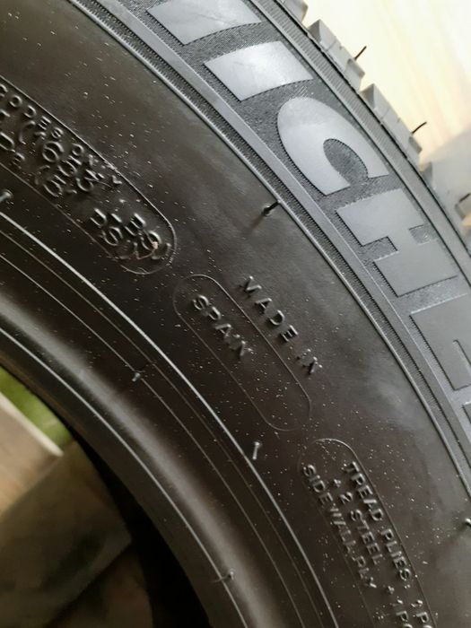 Продам новую резину Michelin 215/65R16 . 4000гр.