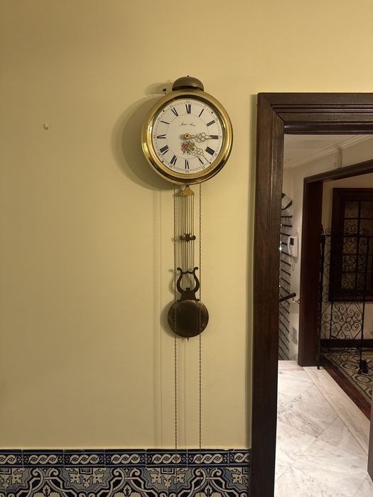 Relógio de parede dourado