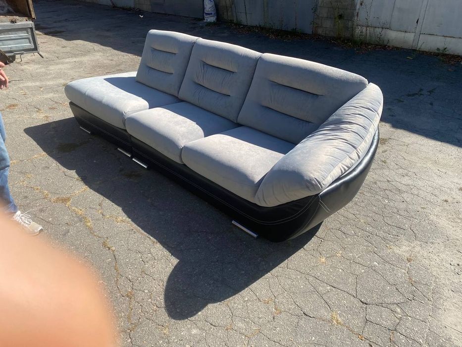 Прямий сучасний диван