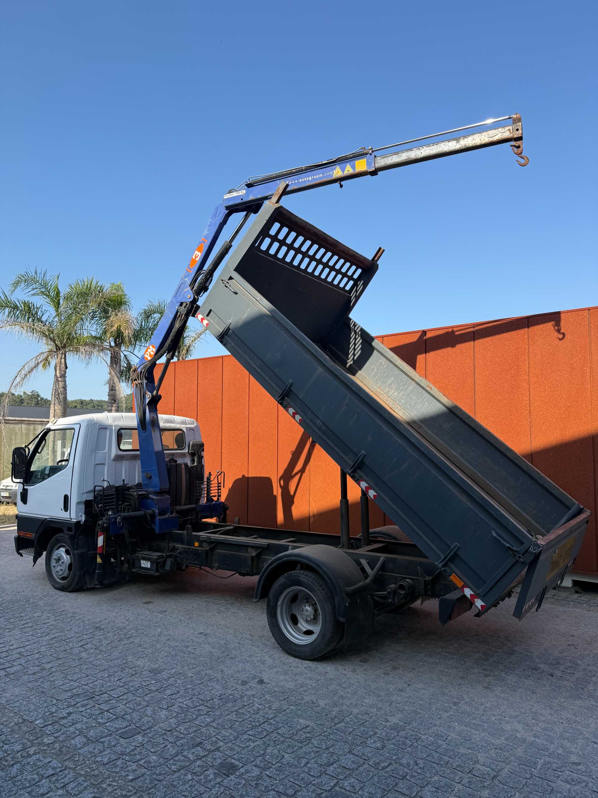 Mitsubishi Canter basculante com grua