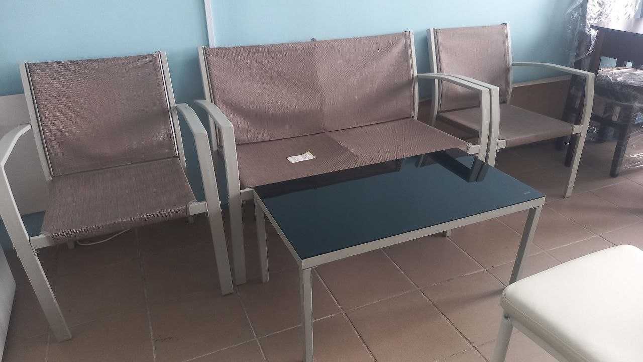 Продам комплект для улицы диванчик 2 кресла и стеклянный столик.