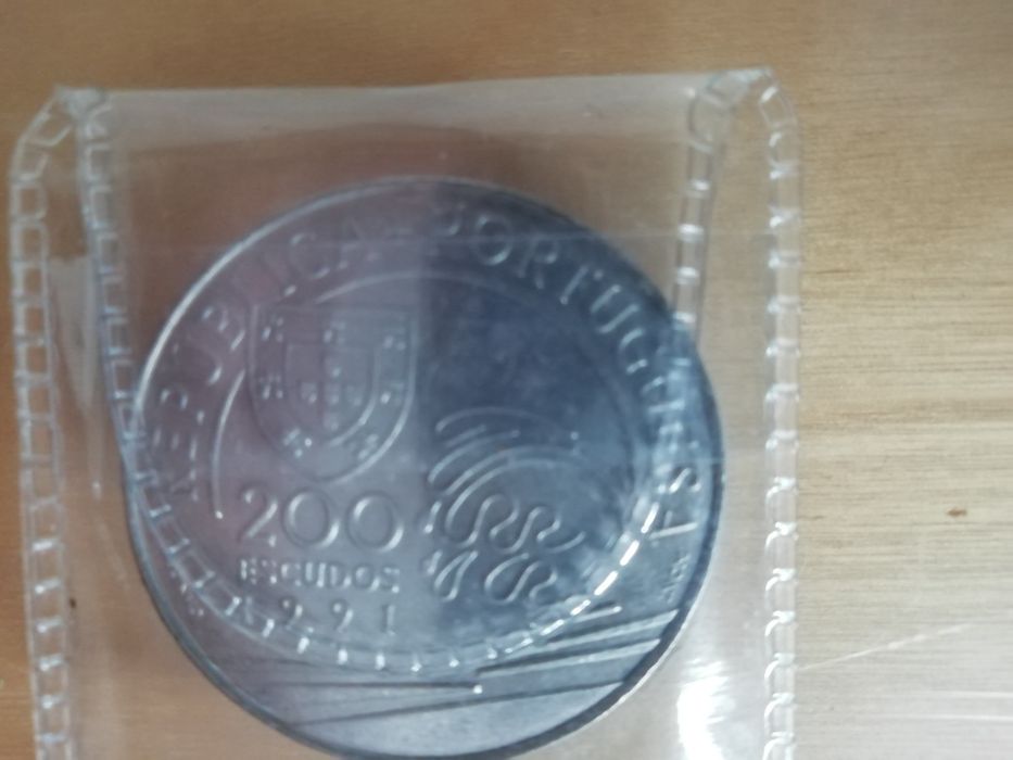 Moedas de 100 e 200 escudos