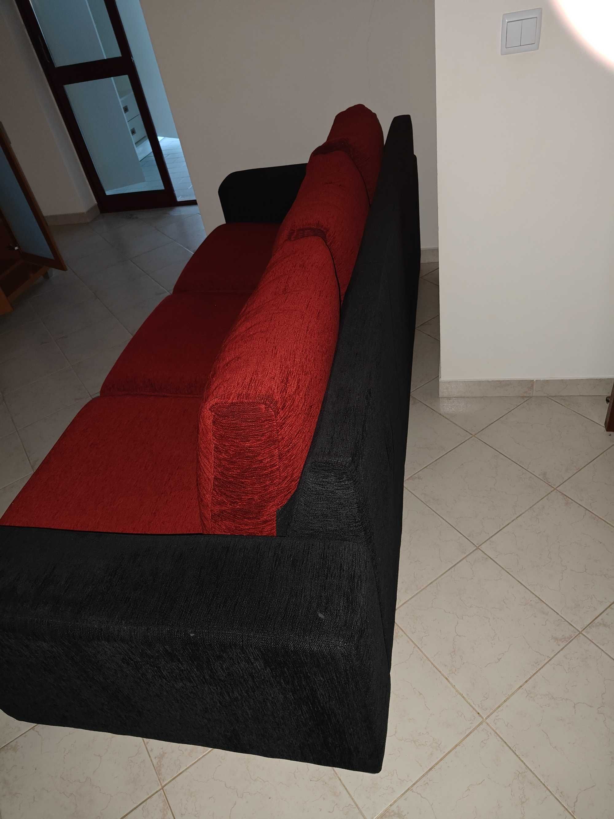 Sofá vermelho e preto três lugares