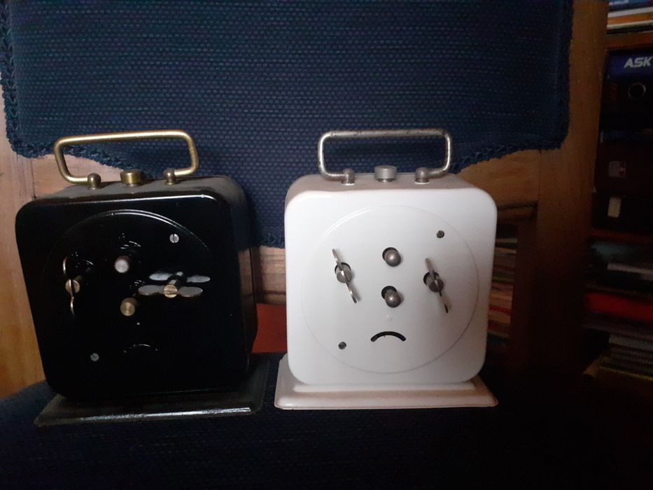 Relógio JAZ despertador muito antigo a funcionar.