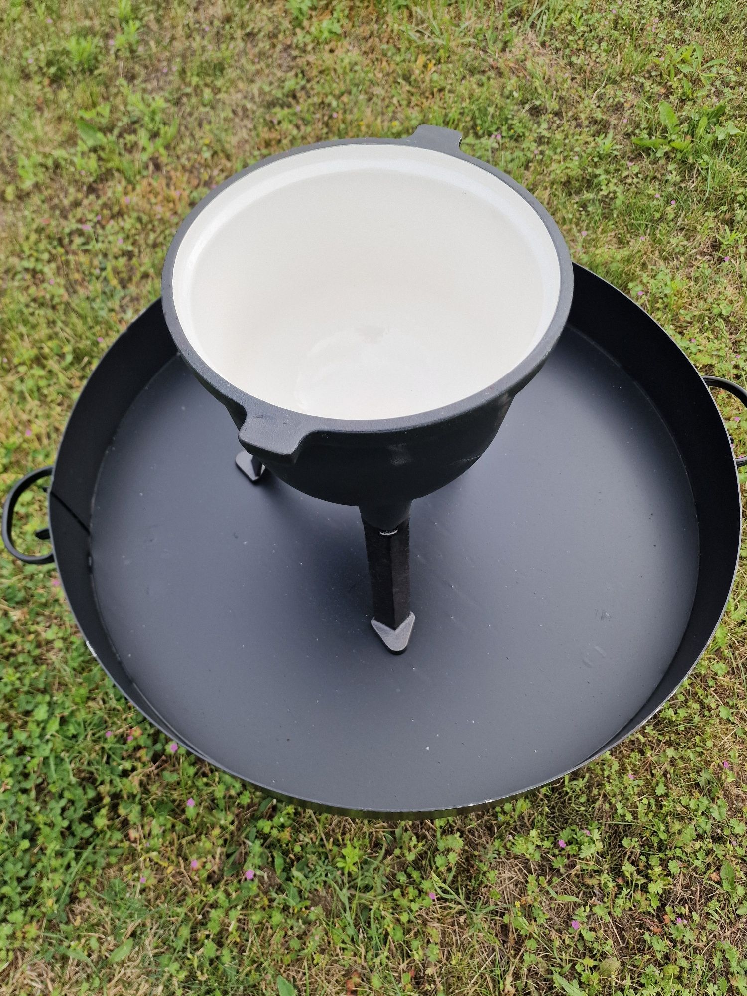 Trójnóg grill ruszt na ognisko z paleniskiem.