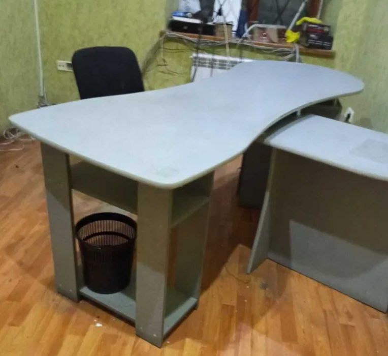 Стол письменный (компьютерный) с тумбой и ящиками.