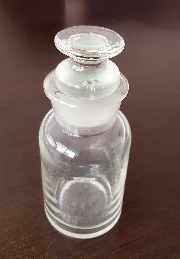 Recipientes farmacêuticos vintage (frascos e vareta de vidro e caixa)