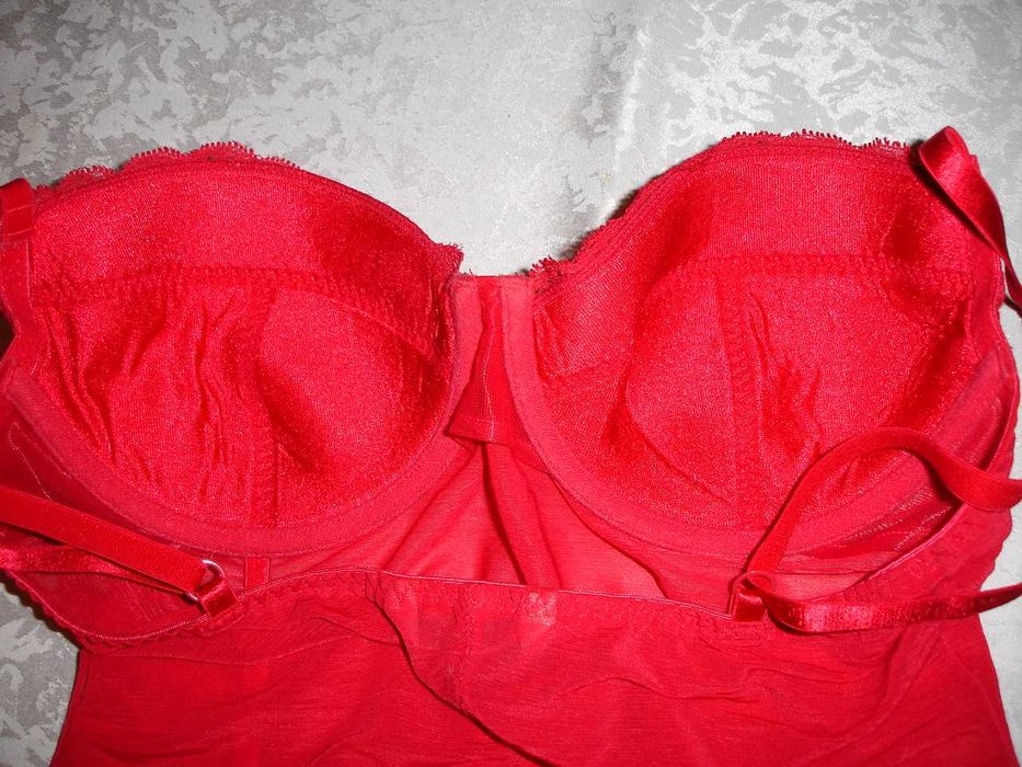 ПЕНЬЮАР червоний мереживний бренду La SENZA. Розмір 14 C/D.