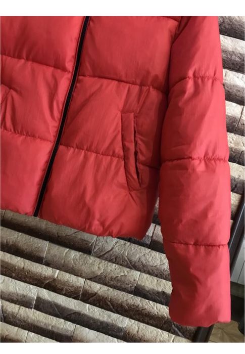 Тепла куртка, коротка, чорна, червона