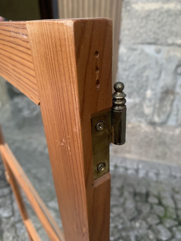 Porta de armário de madeira com puxador e trancas, janelas de vidro