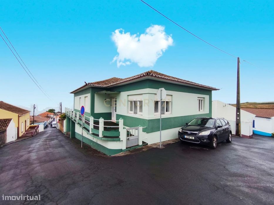Casa T3 em Achadinha, Nordeste - Oportunidade Única!