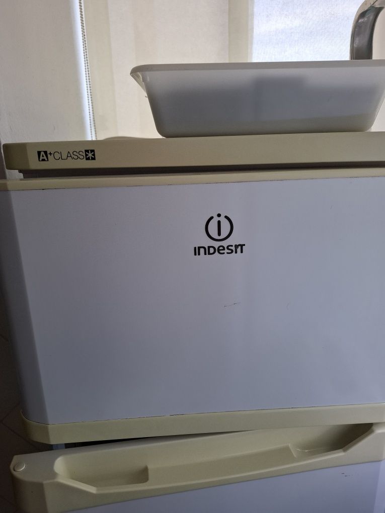 Frigorífico indesit com congelador