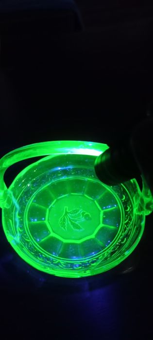 Unikalny koszyczek że szkła uranowego