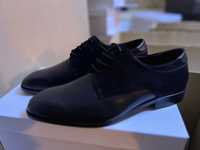 Sapatos clássicos preto e castanho