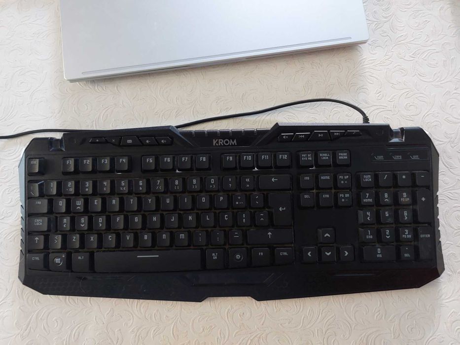 Teclado krom kritic RGB - Bom Estado