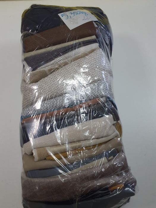 Ścinki tkanin obiciowych zestaw 5,350 kg.