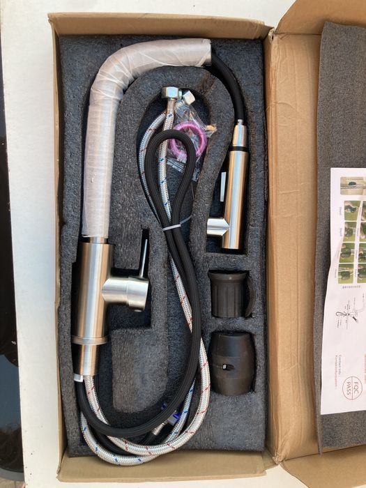 Torneira de cozinha Nova na caixa