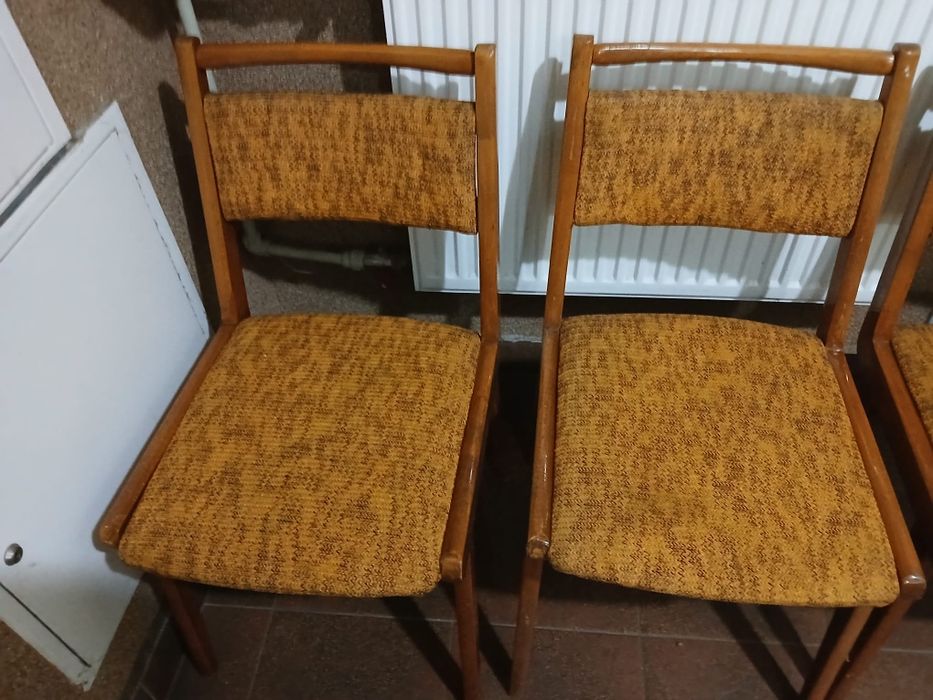 Krzesła drewniane tapicerowane z okresu PRL