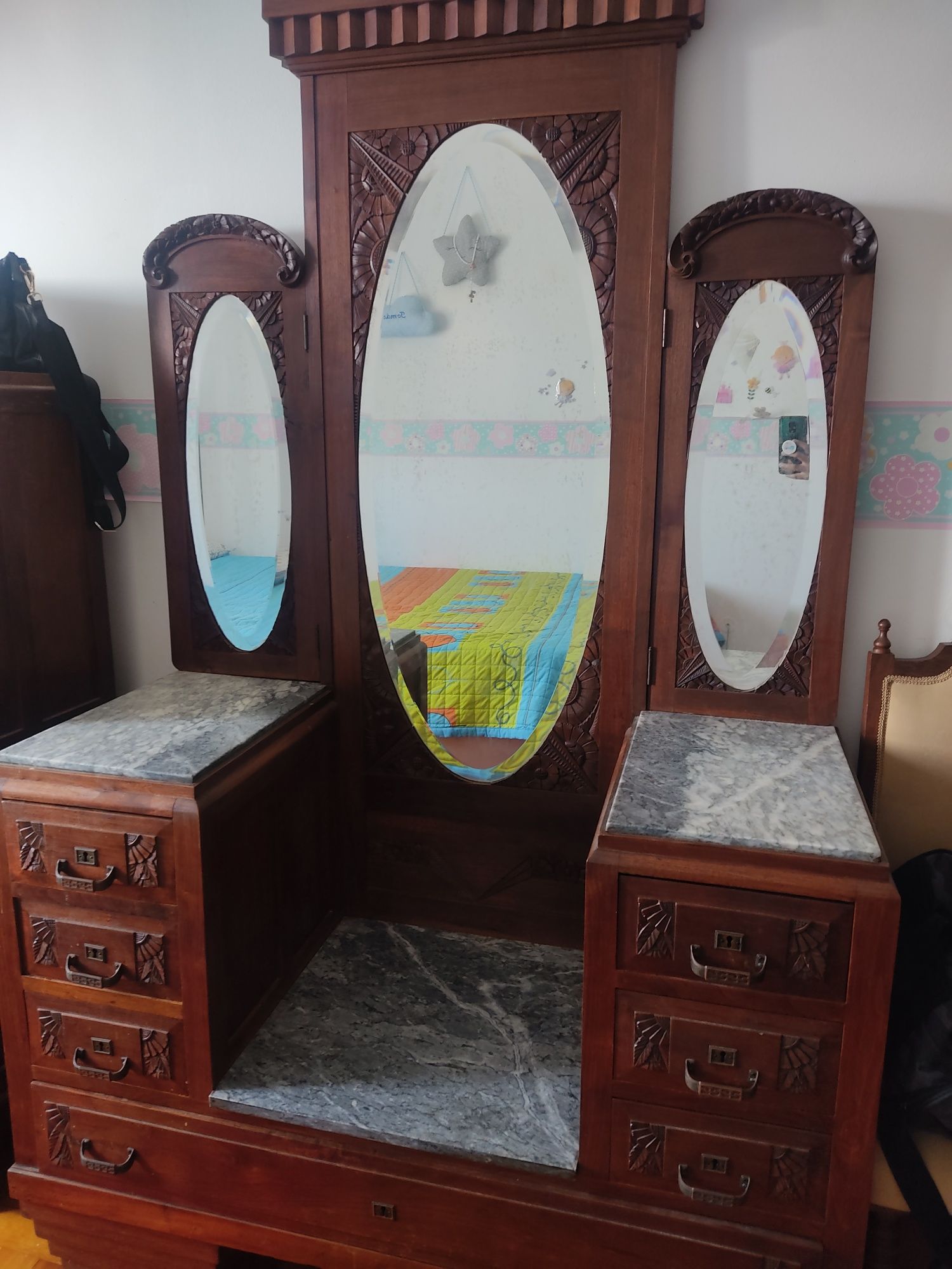 Armário para decoração com espelho