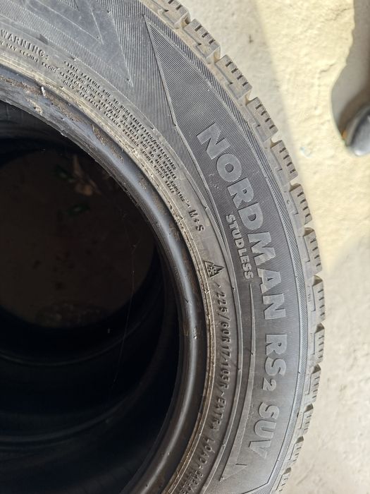 Шини зимові  NOKIAN  225/60 R17 майже нові