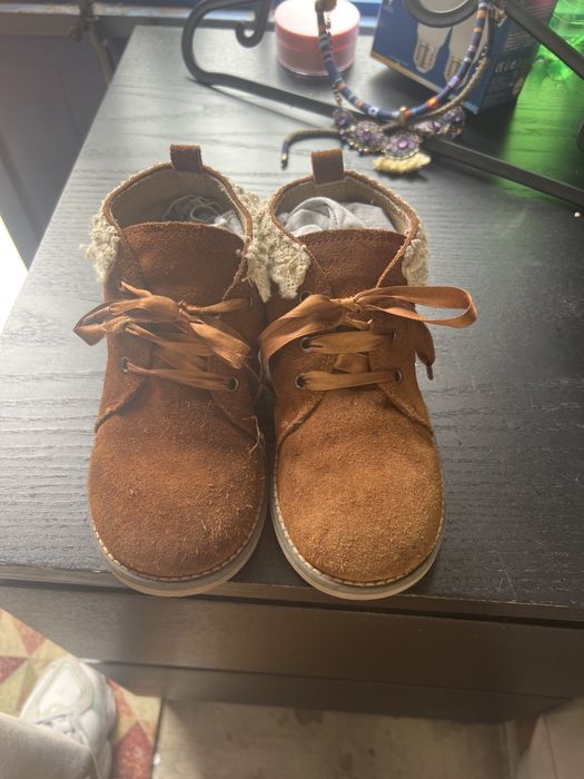 Botins de menina em pele com renda e os atacadores em cetim lindos n29