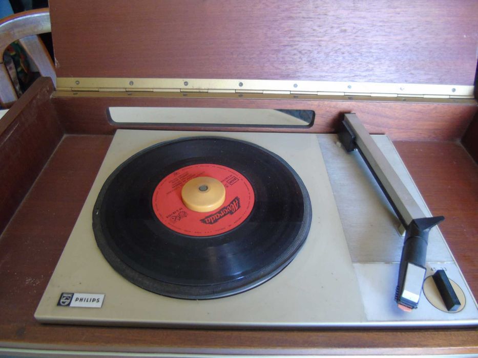 gira discos com rádio