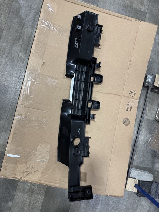 Honda Prologue центральне кріплення бампера