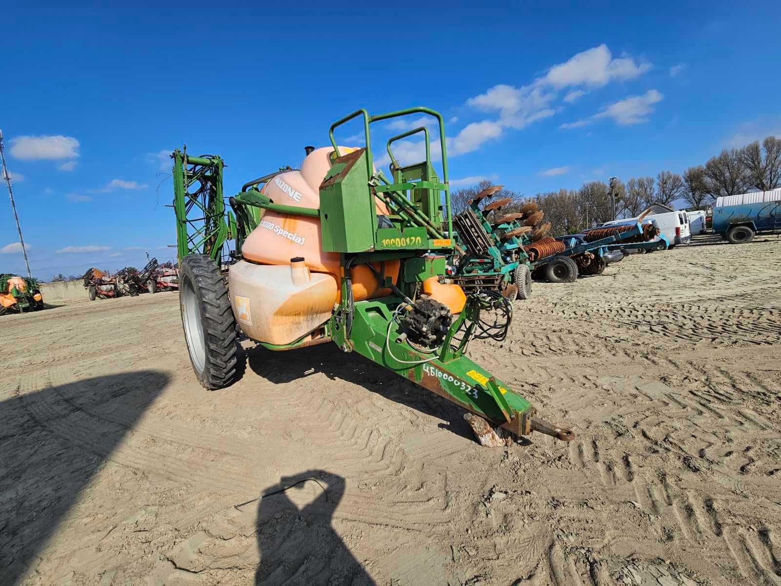 Обприскувач причіпний  Amazone-UX 3200