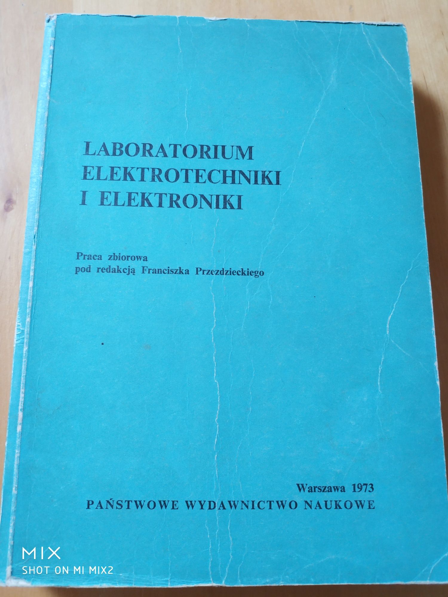 Laboratorium elektrotechniki i elektroniki.