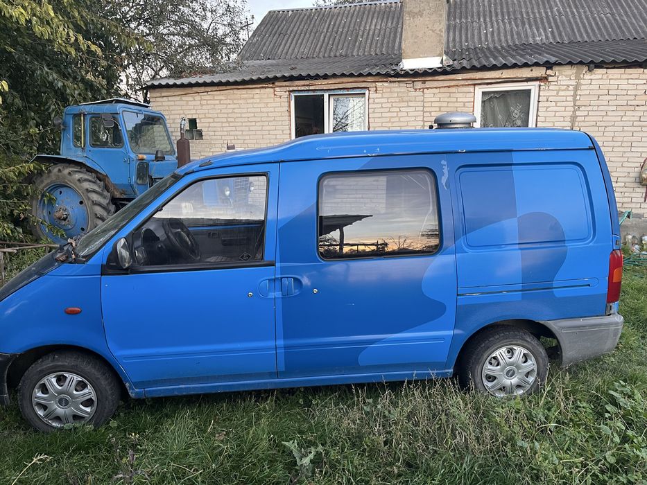 Nissan Vanette 2000 р 2.3