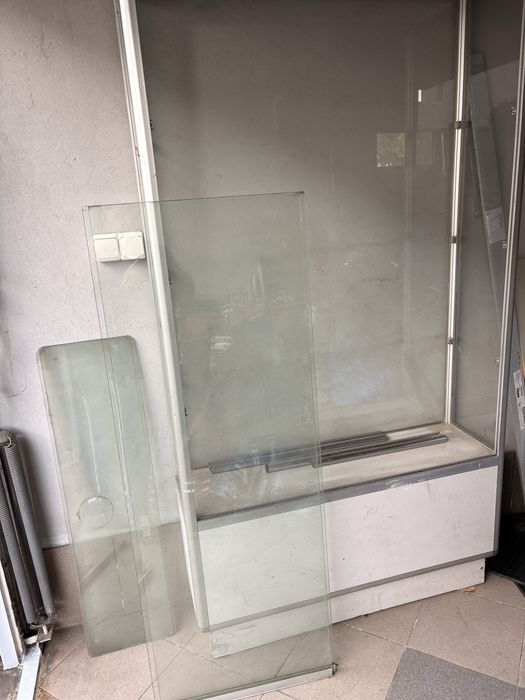 Regal sklepowy zamykany podswirtlany