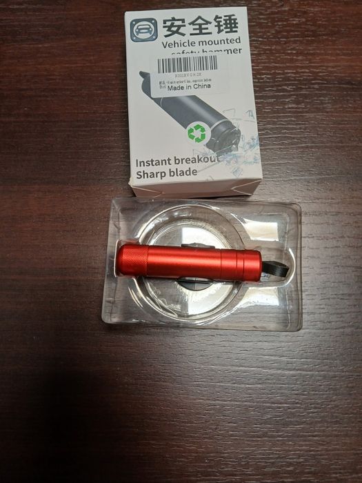 Samochodowy młotek bezpieczeństwa