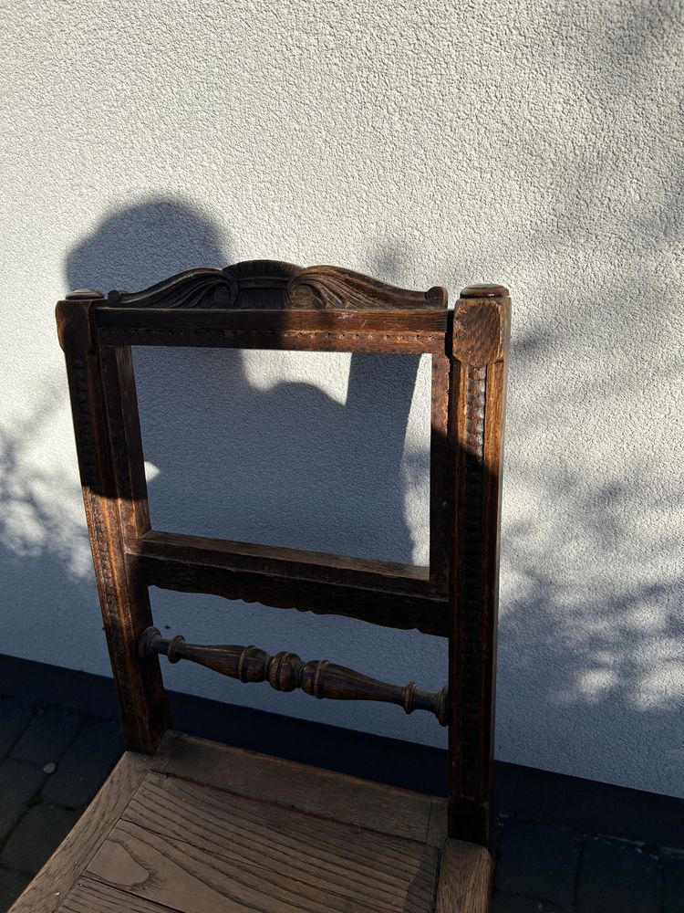 Stare drewniane krzesło do renowacji