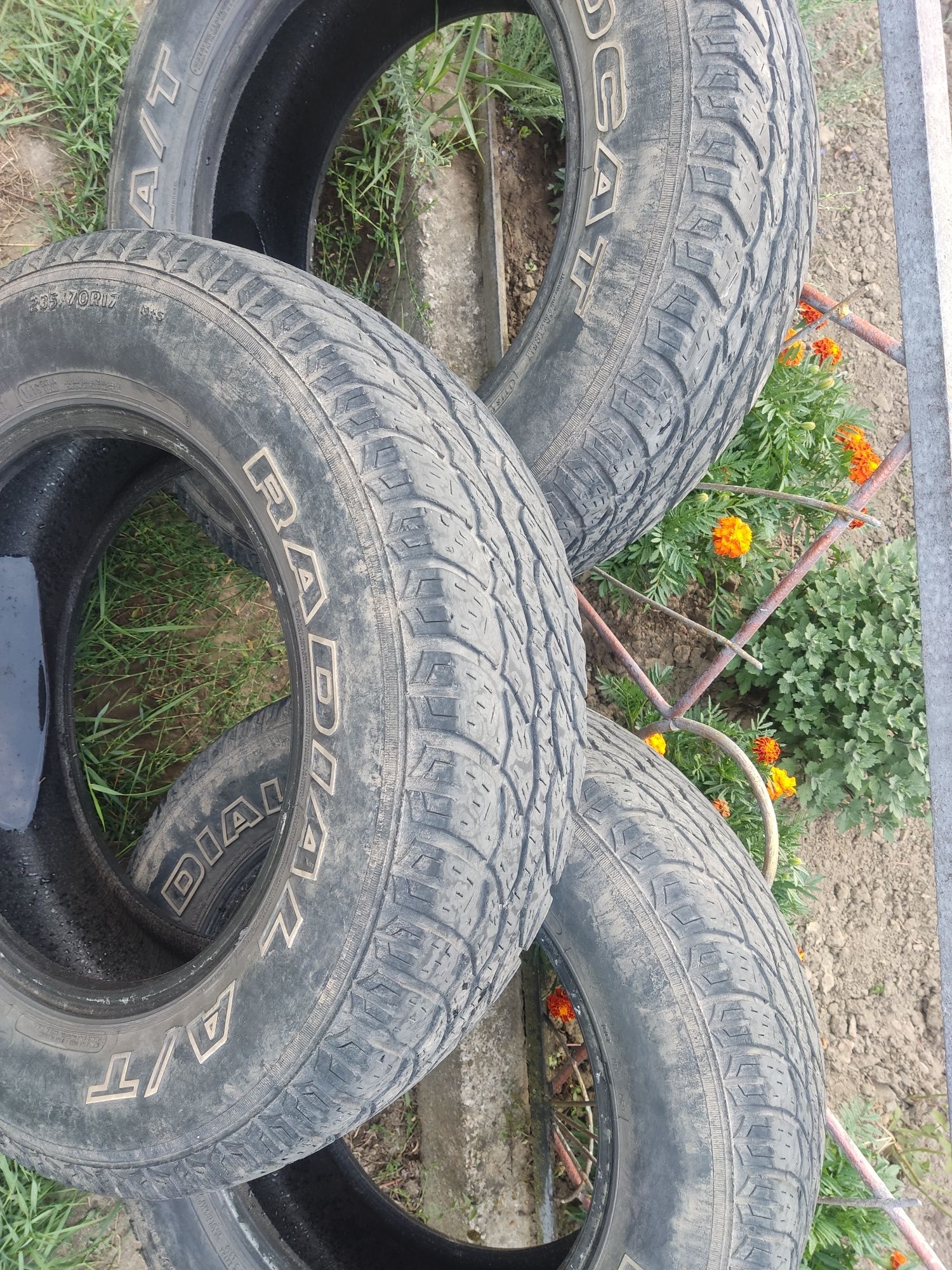 Продам авто шини 235/70/17