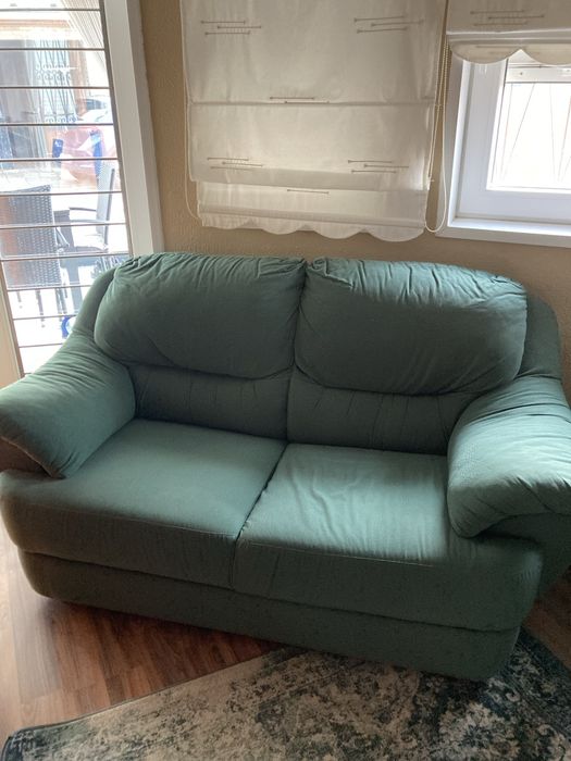 Sofa de dois lugares em pele nebuco verde