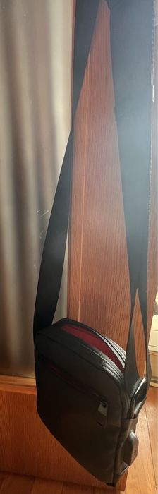 Bolsa tiracolo preta, em pele