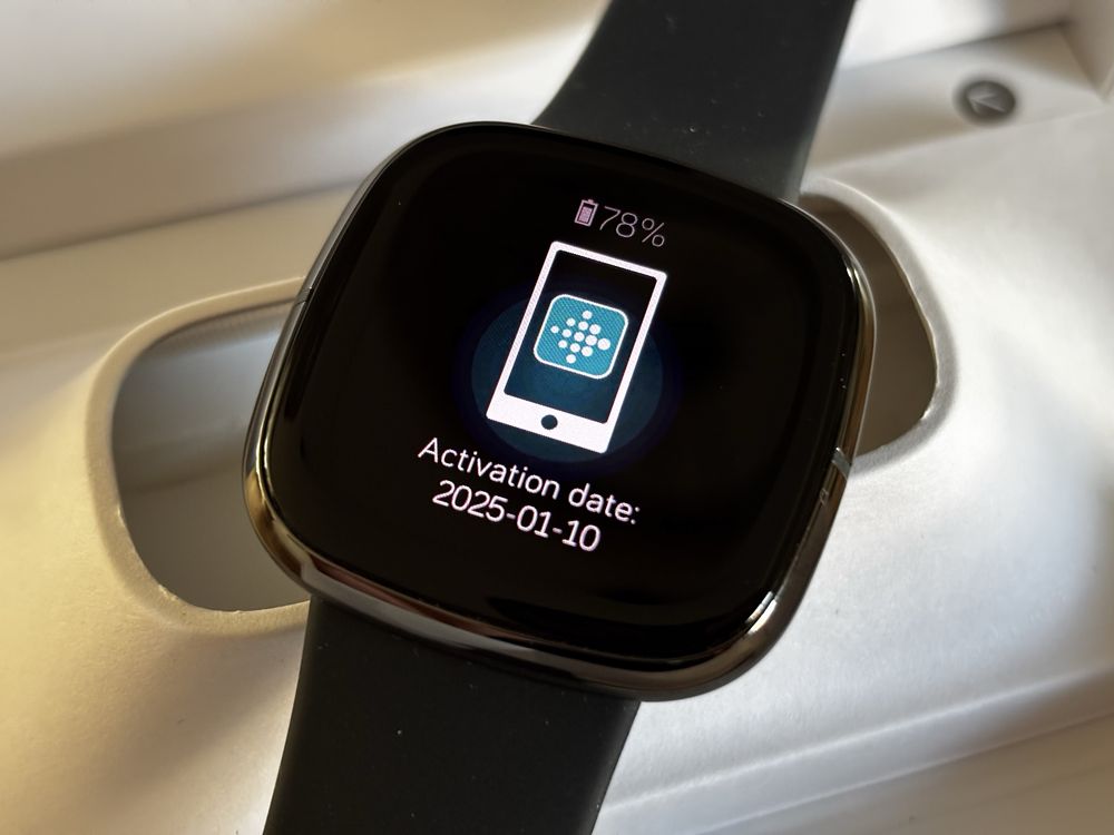 Nowy Fitbit Sense grafit, EKG, stres, monitoring glikemii