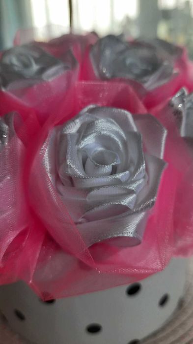 Bukiet z róż ze satynowej wstążki