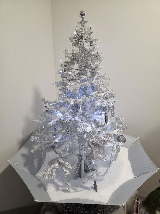 Choinka sypiąca śniegiem