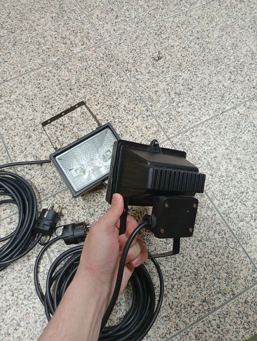 2 Holofotes halógenos a funcionar