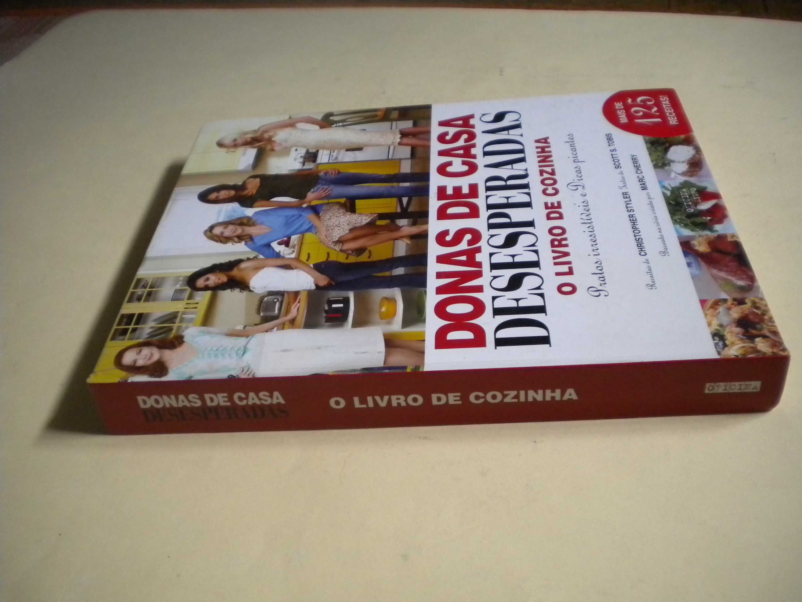 Donas de Casa Desesperadas - O Livro de Cozinha
de Christopher Styler