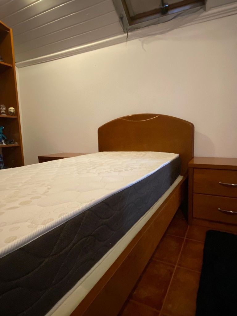 Cama solteiro, 2 mesas de cabeceira, colchão