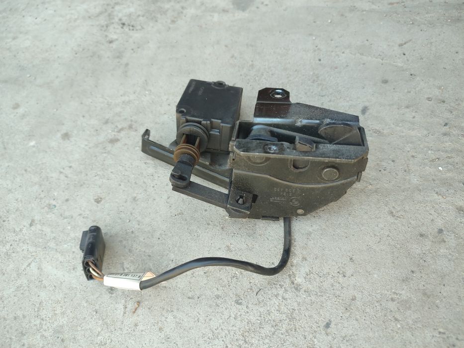 Продам замок стекла задней Ляды багажника на BMW e39 touring