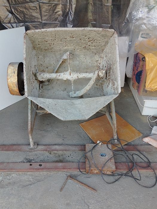 Робочий змішувач з мотором і редуктором